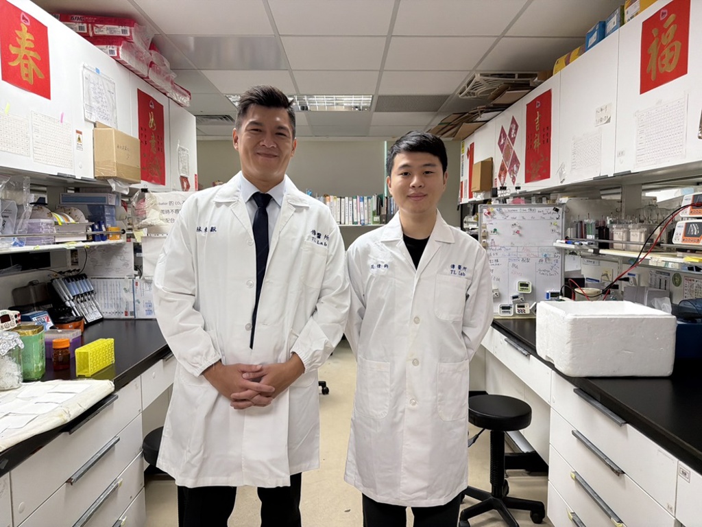 國立陽明交通大學醫學院傳統醫藥研究所林東毅所長(左)與研究論文第一作者 花偉鈞博士。圖陽明交大提供 國立陽明交通大學醫學院傳統醫藥研究所林東毅所長(左)與研究論文第一作者 花偉鈞博士。圖陽明交大提供