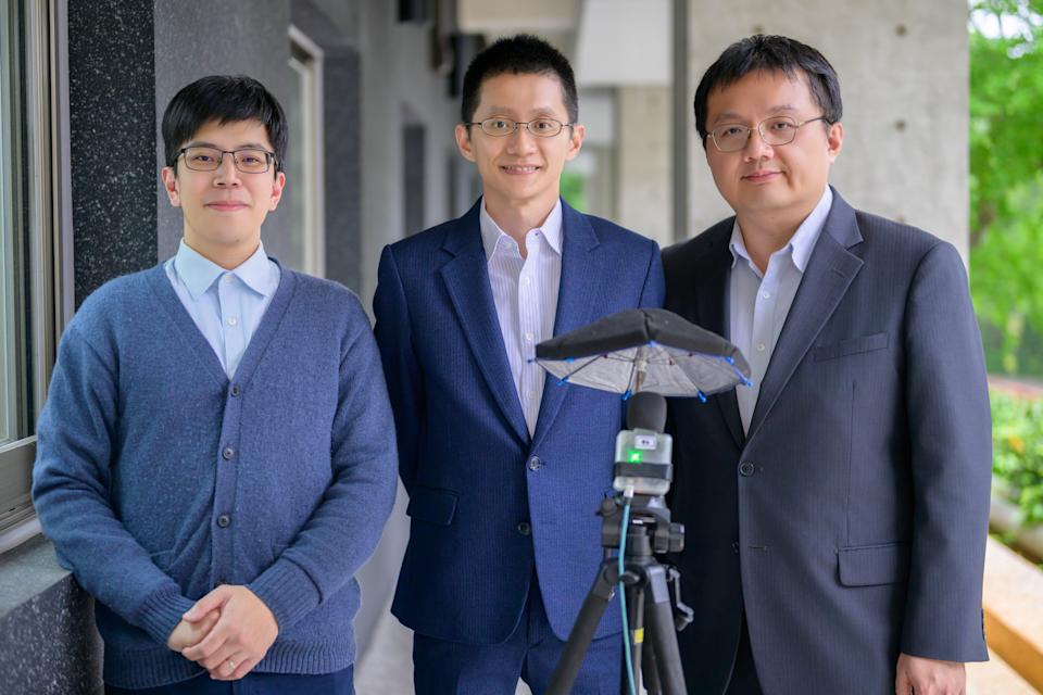噪音監測器行動式「城市小耳朵」研究團隊成員(左起)清大智慧生醫博士學程助理教授李旻軒、職業衛生研究所所長潘文驥、中央研究院資訊科學研究所研究員陳伶志。(陽明交大提供)