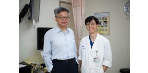圖說：王資竣醫師(右)與指導教授郭博昭(左)